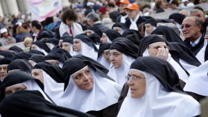 Siostry zakonne na Placu św. Piotra w Rzymie - ANSA