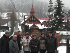 Zarząd diakonii z wicepostulatorem na tle kaplicy sw. Teresy na Siwcówce