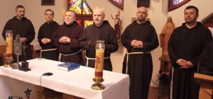  Zaprzysiężenie prowincjała i rady prowincjalnej - od lewej: br. Štefan Kožuh (wikariusz generalny, przewodniczący kapituły), br. Jarosław Kubera (II radny), br. Andrzej Baran (wikariusz prowincjalny), br. Adnrzej Kiejza (minister prowincjalny), br. Adam Michalski (IV radny), br. Michał Deja (III radny)