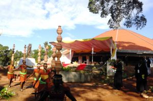 Tańce w oczekiwaniu na przyjazd Ojca Świętego