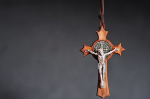 Tyniec: benedyktyni rozdają medaliki św. Benedykta