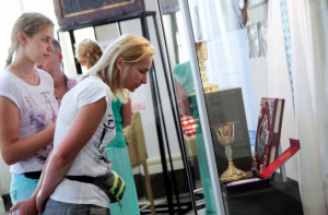 To są pamiątki złożone w czasie wizyty papieża Franciszka