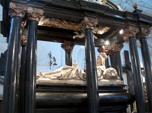 Trzebnica - Kościół św. Jadwigi i św. Bartłomieja - grobowiec św.Jadwigi.